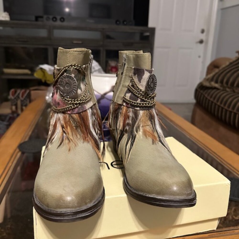 Boots - Picture 4 of 4